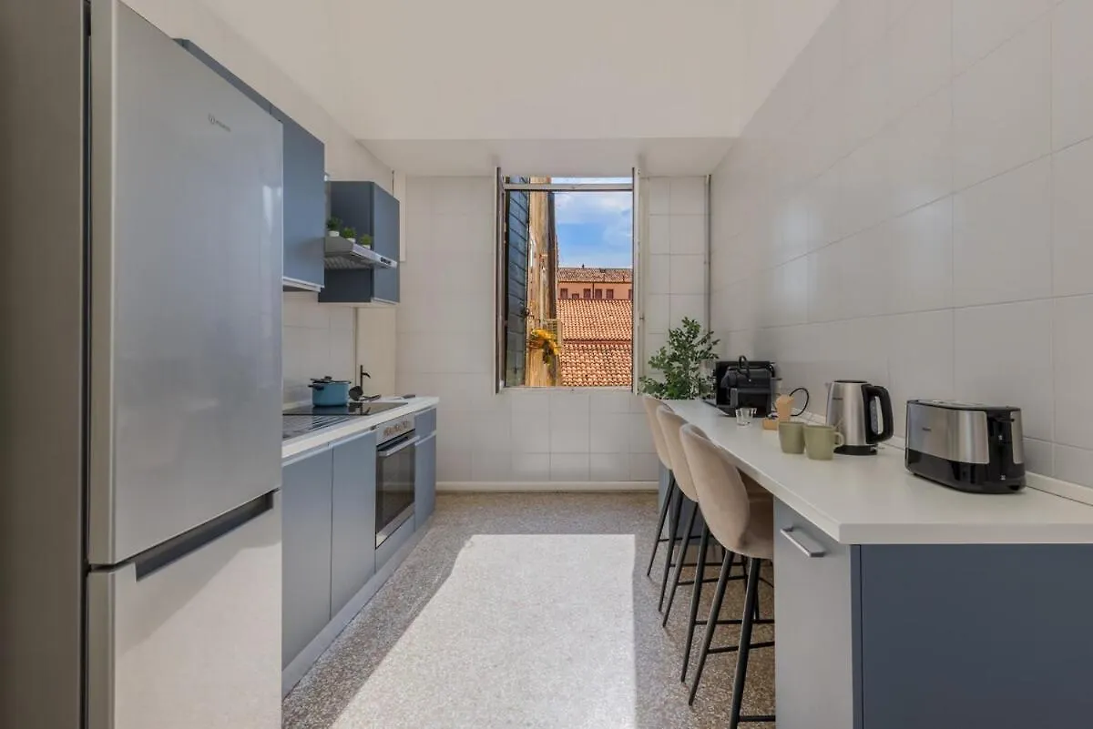 View Of Grand Canal Luxury Home - Station 5 Minutes contacts